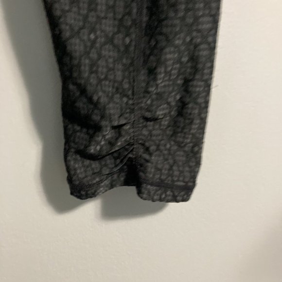 Prana Capris Leggings Black Geometric Patterned Ruching Size XS Key Pocket - Picture 10 of 10